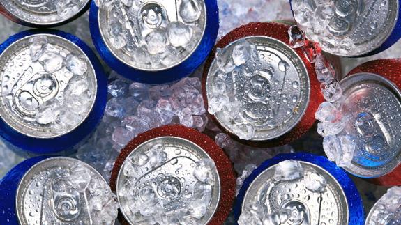 Latas de bebida en hielo.