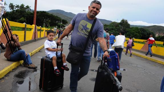 Venezolanos, cruzando el puente de Simón Bolívar.