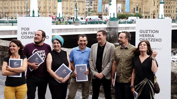 Arnaldo Otegi posa junto a parte de su equipo de trabajo para las próximas elecciones autonómicas.