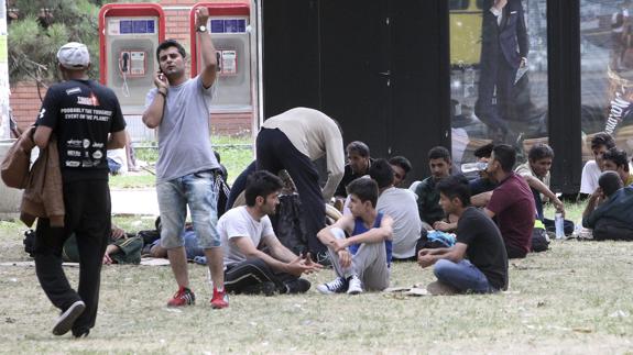 Refugiados acampados en un parque a su paso por Belgrado. 