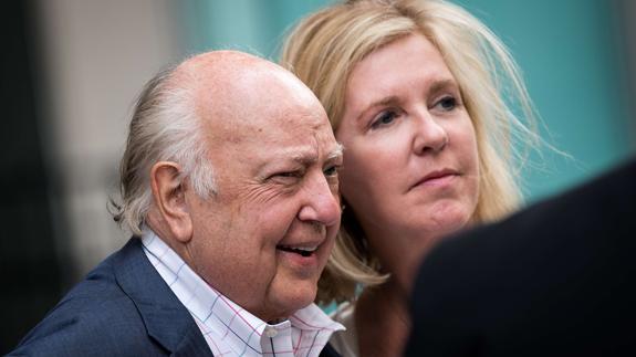 Roger Ailes junto a su mujer tras anunciar su dimisión.