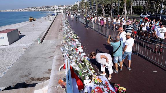 Varias personas homenajean a los fallecidos.