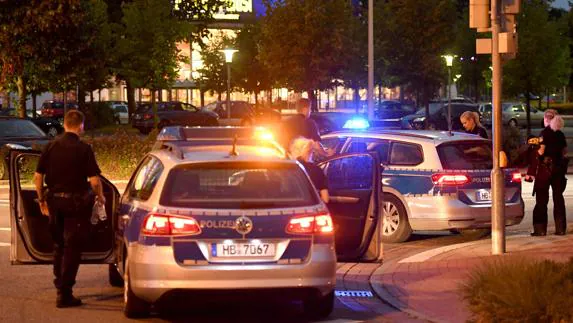 Oficiales de policía bloquean el acceso al centro comercial Weserpark de Bremen.