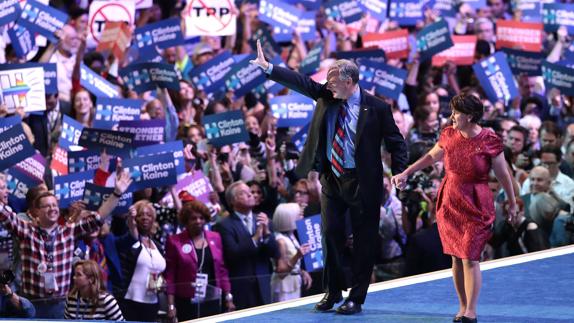 Tim Kaine y su esposa, Anne Holton.