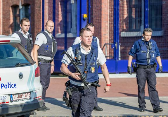  Varios agentes acordonan el lugar del ataque en Charleroi.