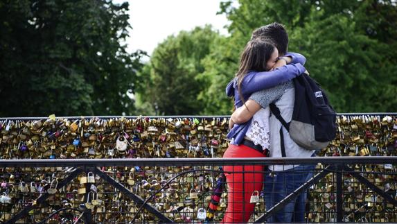 Candados en el Puente Nuevo de París.