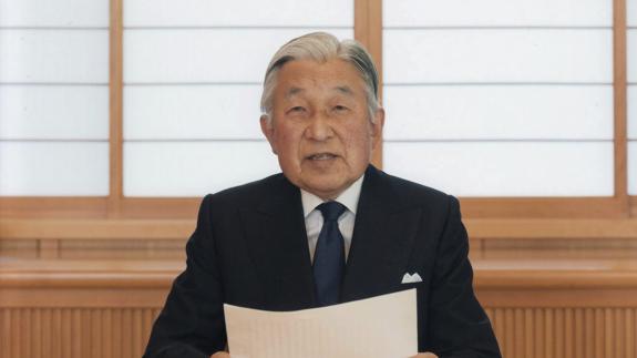 Akihito mientras ofrece un discurso en el Palacio Imperial en Tokio.