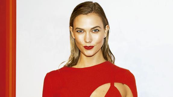 Karlie Kloss: La top lució en una fiesta este “cut out” de Rosie Assouline.