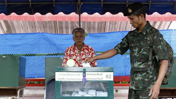 Militar tailandés votando durante el referéndum.