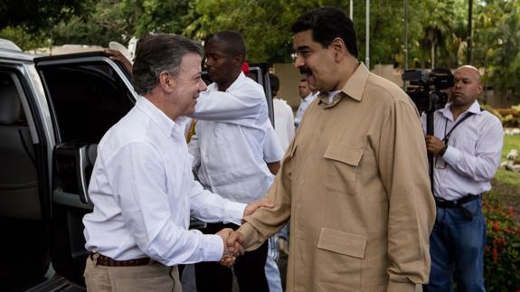 El presidente de Colombia, Juan Manuel Santos. y el mandatario venezolano, Nicolás Maduro. 