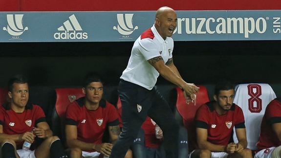 Sampaoli da instrucciones a sus jugadores durante un encuentro.