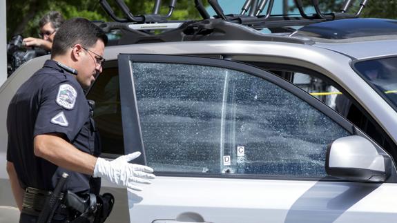Un policía estadounidense durante el registro de un coche.