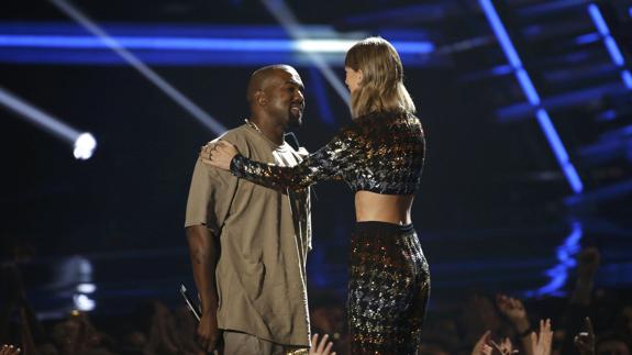 Kanye West y Taylor Swift, durante la ceremonia de los premios MTV de 2015.