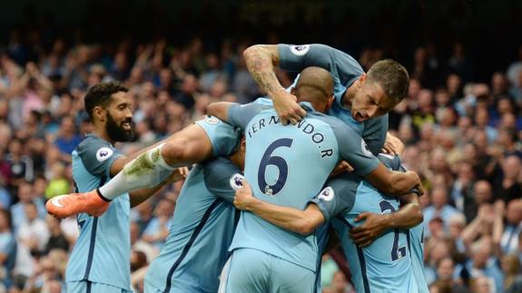 Los jugadores del City celebran uno de sus goles. 