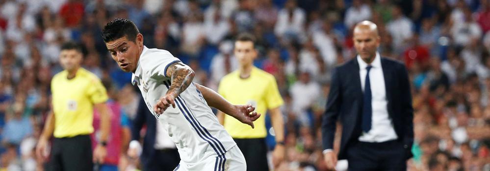 James Rodríguez, durante el partido, con Zidane de Fondo. 