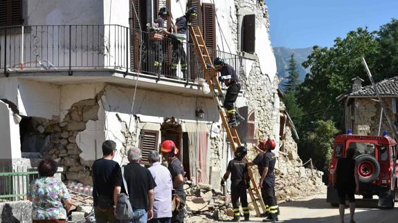 Los bomberos trabajan en una vivienda afectada por el terremoto. 
