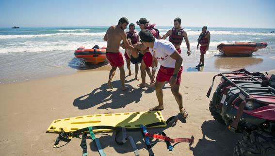 Simulacro de rescate de un bañista en una playa valenciana.