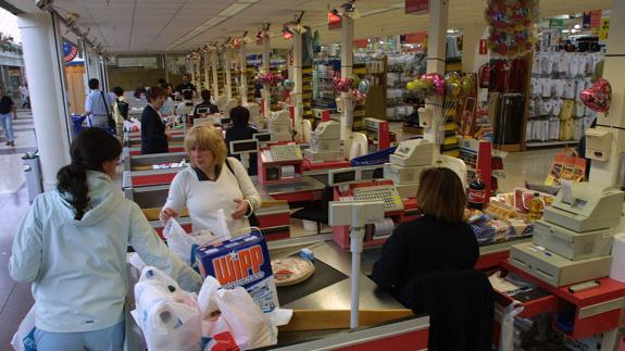 Personas haciendo la compra en un supermercado. 