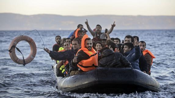 Una patera llega a Lesbos procedente de Turquía.