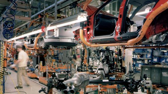 Un hombre en una cadena de montaje de Barcelona.