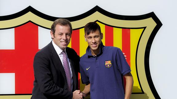 Sandro Rosell y Neymar, el día de su presentación. 