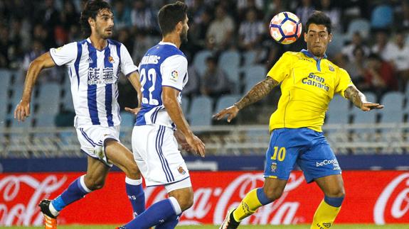 Araujo (d) intenta controlar el balón. 