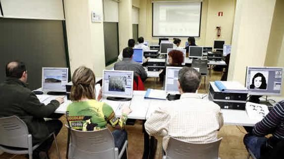 Una clase de curso de formación y orientación profesional.