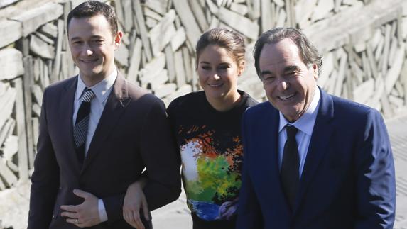 El director Oliver Stone, junto a la actriz Shailene Woodley y Joseph Gordon-Levit.