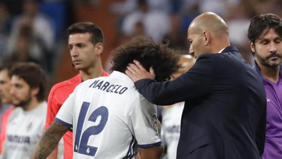 Marcelo recibe un gesto cariñoso de Zidane tras lesionarse ante el Villarreal. 