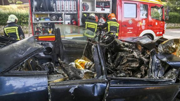 Así quedó el coche siniestrado después del incendio y la excarcelación.