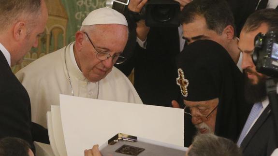 El papa Francisco (i) y el patriarca de Georgia, Elías II (d), durante su reunión en Tiflis.