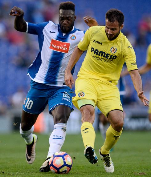 Caicedo y Gaspar pugnan por el balón. 