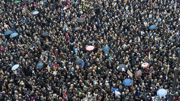 Miles de mujeres vestidas de negro se manifiestan.