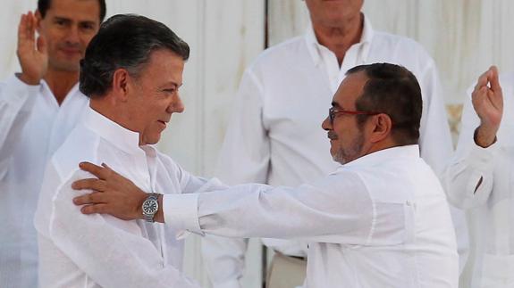 Juan Manuel Santos saluda al líder de las FARC, Rodrigo Londoño, alias 'Timochenko'. 