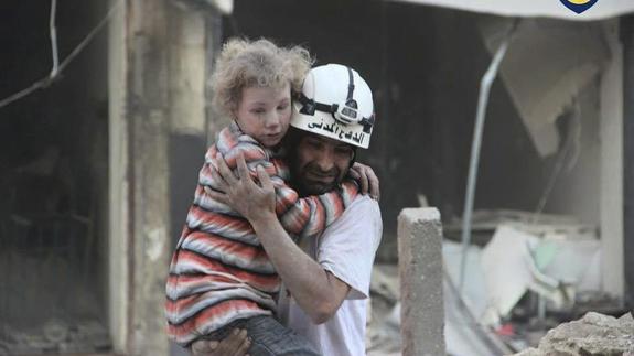 Voluntario rescata a niña de los escombros tras un bombardeo