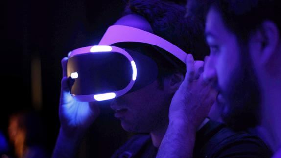 Un visitante de la Barcelona Games World prueba PlayStation VR.