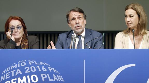 Josep Creuhera, junto a Rosa Regàs y Carmen Posadas.