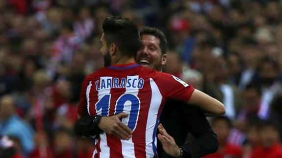 Simeone celebra con Carrasco uno de sus goles. 