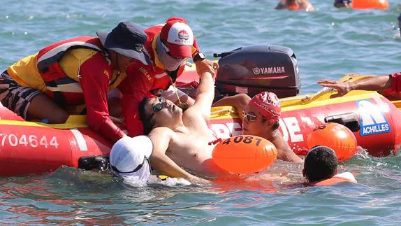Un nadador, rescatado antes de ser trasladado al hospital. 