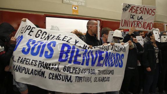 Estudiantes bloquean la entrada de Felipe González a la Autónoma.
