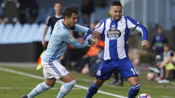 El capitán del Celta de Vigo, Hugo Mayo, trata de detener el avance de Andoni, del Deportivo.