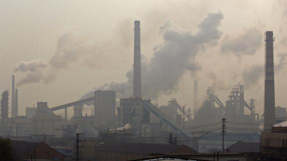 Humo y chimenas de una zona industrial de Hefei (China). 