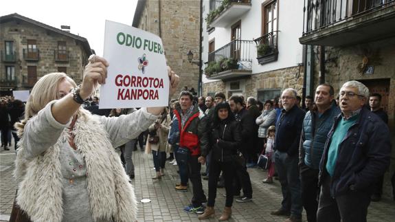 La presidenta de Covite se concentra en Alsasua.