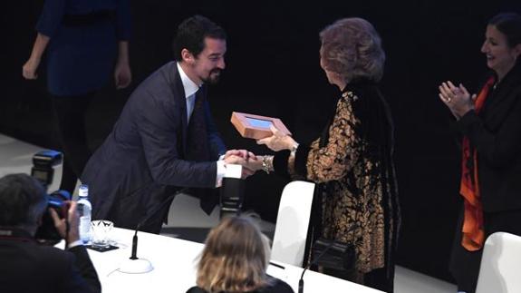 Doña Sofía entrega el premio BMW de Pintura a Miki Leal.