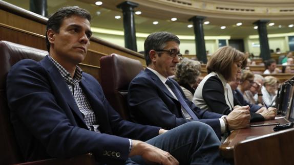 Pedro Sánchez junto a Patxi López en el Congreso.