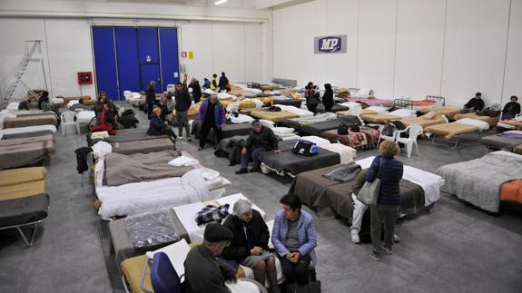 Decenas de personas descansan en un centro improvisado en Caldarola (Macerata), en el centro de Italia.