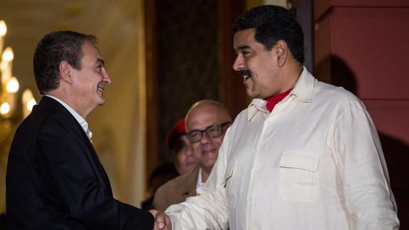 El presidente de Venezuela Nicolás Maduro (d) despide a exmandatario español Jose Luis Rodríguez Zapatero.