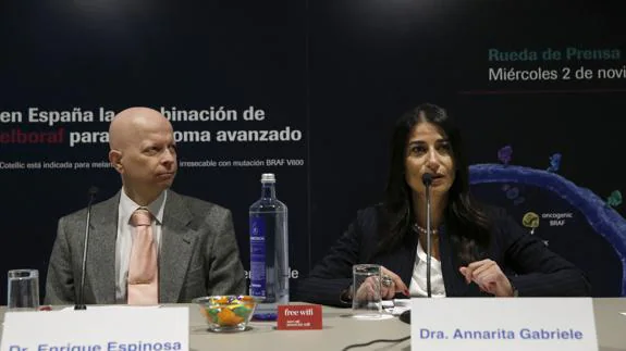 Los doctores Enrique Espinosa y Annarita Gabriele presentan el tratamiento.