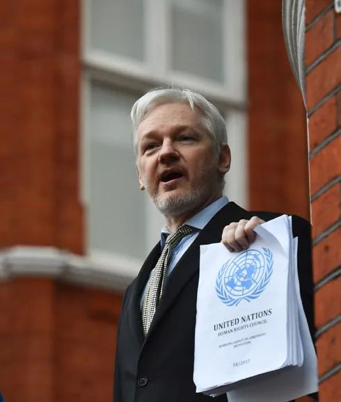 Julian Assange desde la embajada de Ecuador en Londres