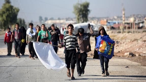 Niños iraquíes huyen de los combates en Mosul.